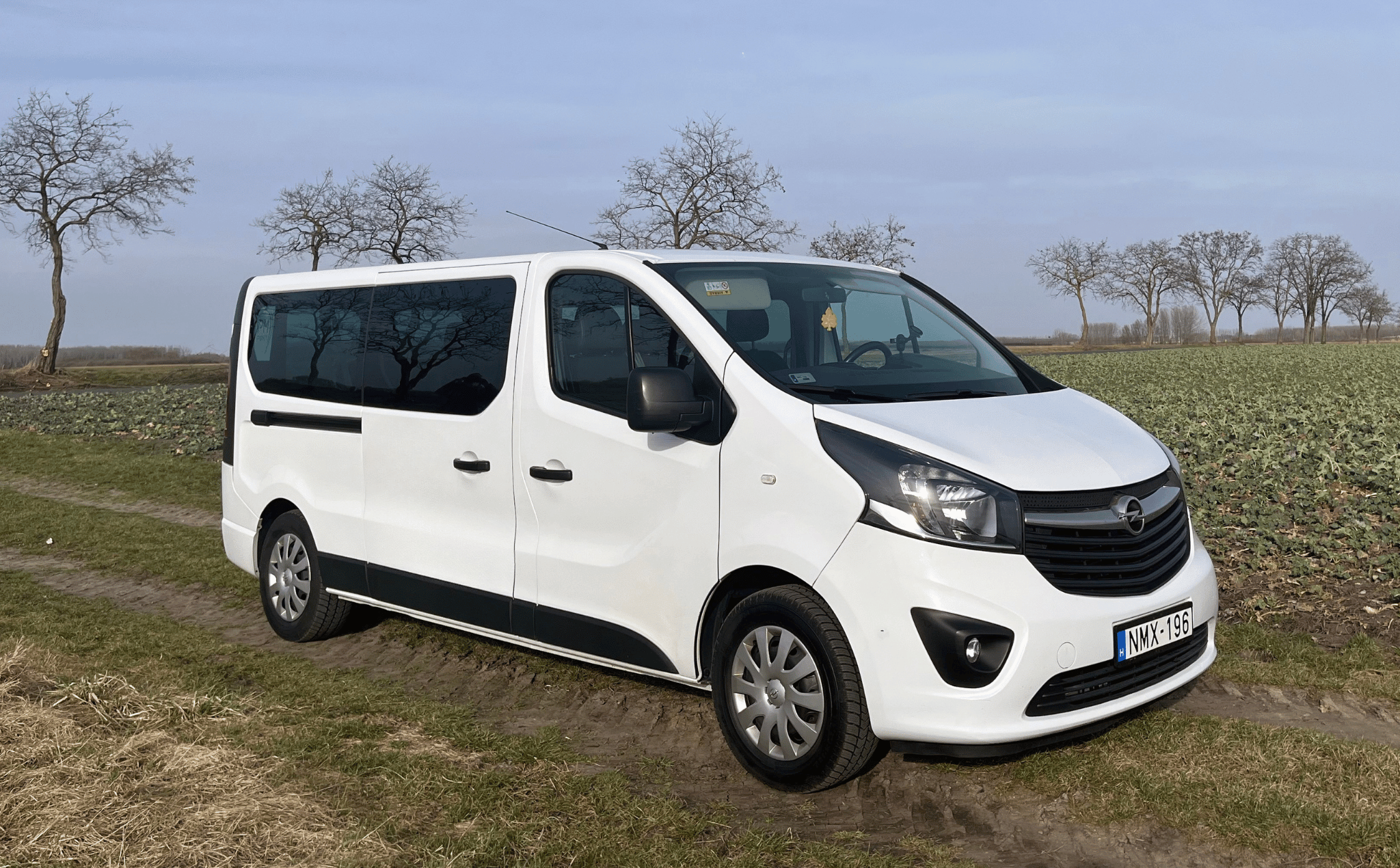 Main vehicle image